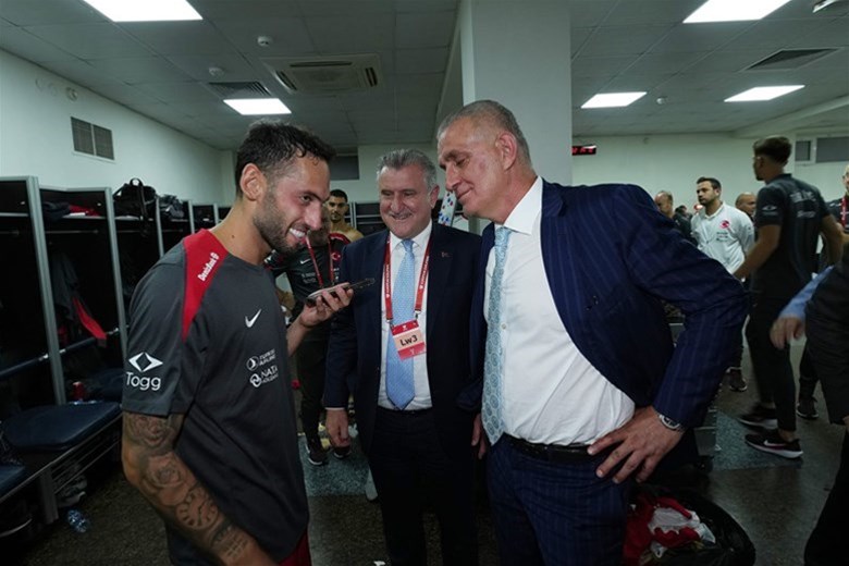 GURUR DUYUYORUZ, MİLLİ FUTBOLCULARIMIZIN YOLLARI AÇIK OLSUN