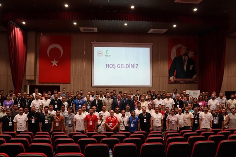 BAKANLIĞIMIZDAN ANTRENÖRLERE VE GENÇLİK ÇALIŞANLARINA YÖNELİK BAĞIMLILIKLA MÜCADELE EĞİTİMİ